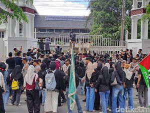 Nilai Penanganan Bencana Belum Tuntas, Massa di Aceh Minta Mualem Menyerah