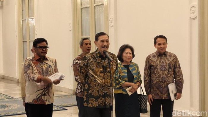 Luhut Binsar Pandjaitan dan para anggota Dewan Ekonomi Nasional (DEN) melakukan pertemuan dengan Presiden Prabowo Subianto di Istana Merdeka, Jakarta Pusat, Selasa (20/10/2026).