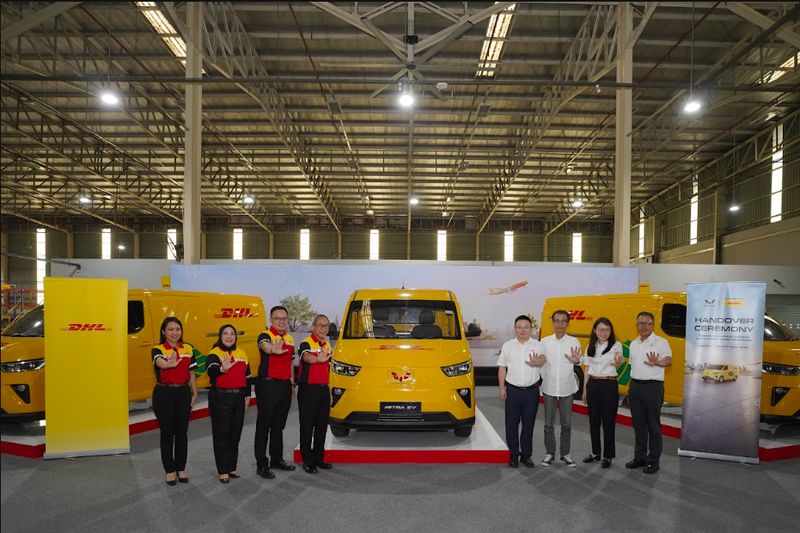 DHL Express melakukan pengadaan 30 unit Wuling Mitra EV Blind Van Long Range untuk menunjang aktivitas pengiriman barang di Indonesia. DHL Express melakukan pengadaan 30 unit Wuling Mitra EV Blind Van Long Range untuk menunjang aktivitas pengiriman barang di Indonesia.