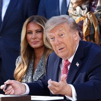 Donald Trump Hina Tanda Tangan Melania di Depan Publik, Dapat Balasan Menohok