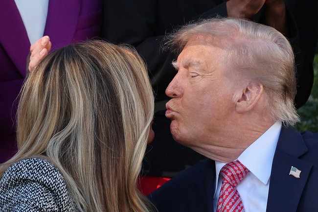Usai momen penandatanganan, Trump mencoba mencium Melania. Namun Melania dengan cepat memalingkan kepala hingga ciuman hanya mendarat di samping kepalanya. Foto: REUTERS/Umit Bektas