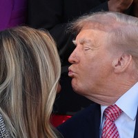 Usai momen penandatanganan, Trump mencoba mencium Melania. Namun Melania dengan cepat memalingkan kepala hingga ciuman hanya mendarat di samping kepalanya. Foto: REUTERS/Umit Bektas