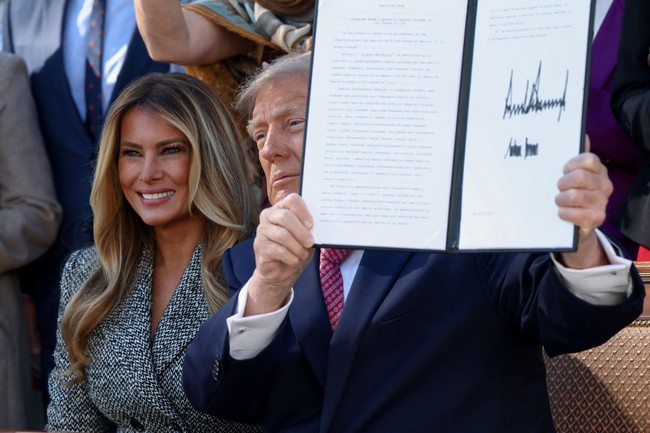 Momen pamer dokumen memperlihatkan perbedaan mencolok: ukuran tanda tangan Trump hampir tiga kali lipat dibanding milik Melania. Foto: Dok. Reuters