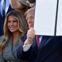 Momen pamer dokumen memperlihatkan perbedaan mencolok: ukuran tanda tangan Trump hampir tiga kali lipat dibanding milik Melania. Foto: Dok. Reuters
