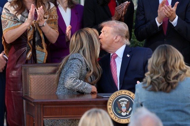 Kejadian ini menambah panjang riwayat gesture canggung keduanya, mulai dari Melania menolak gandengan tangan Trump di Tel Aviv (2017) hingga momen menolak dicium saat Konvensi Nasional Partai Republik pada 2024. Foto: Dok. Reuters