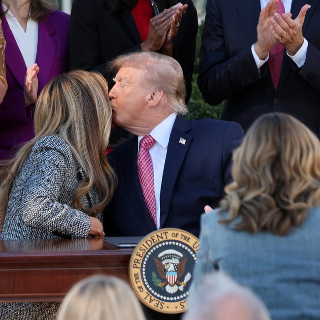 Viral Momen Donald Trump Ejek Tanda Tangan Melania, Dibalas Menohok!