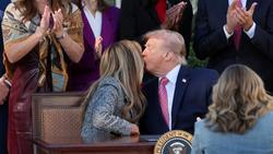 Viral Momen Donald Trump Ejek Tanda Tangan Melania, Dibalas Menohok!