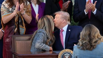 Viral Momen Donald Trump Ejek Tanda Tangan Melania, Dibalas Menohok!
