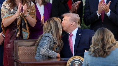 Viral Momen Donald Trump Ejek Tanda Tangan Melania, Dibalas Menohok!