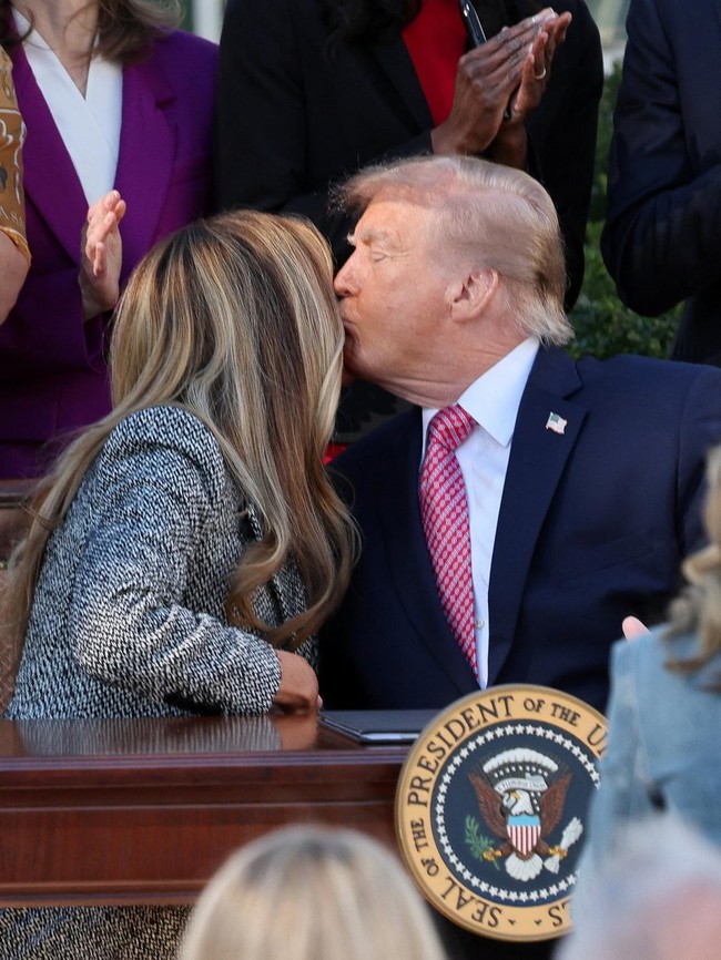 Viral Momen Donald Trump Ejek Tanda Tangan Melania, Dibalas Menohok!