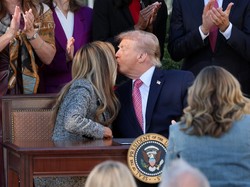 Viral Momen Donald Trump Ejek Tanda Tangan Melania, Dibalas Menohok!