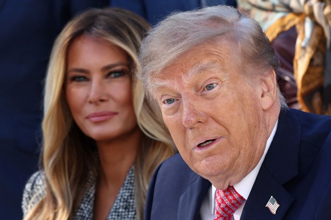 Melania tersenyum tenang dan membalas ucapan Trump dengan kalimat menohok: Tanda tanganmu adalah yang paling penting. Foto: Dok. Reuters