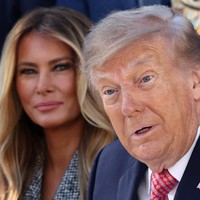 Melania tersenyum tenang dan membalas ucapan Trump dengan kalimat menohok: Tanda tanganmu adalah yang paling penting. Foto: Dok. Reuters