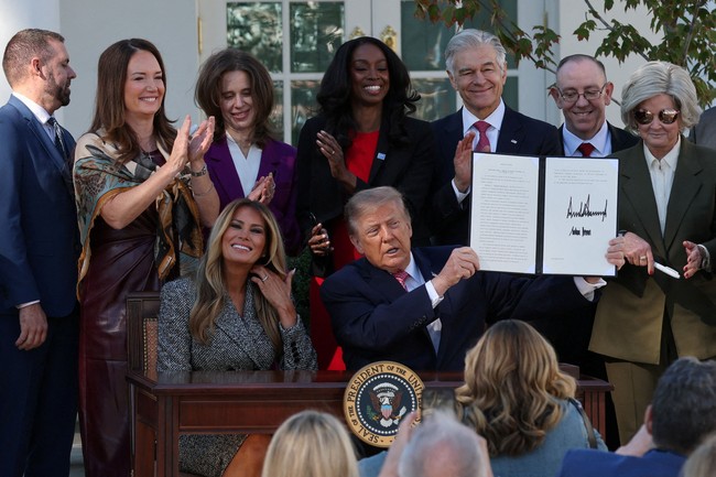 Donald Trump dan Melania Trump hadir bersama di Gedung Putih pada Senin (19/10/2026) untuk menandatangani keputusan peningkatan kesehatan perempuan. Foto: Dok. Reuters