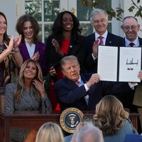 Donald Trump dan Melania Trump hadir bersama di Gedung Putih pada Senin (19/10/2026) untuk menandatangani keputusan peningkatan kesehatan perempuan. Foto: Dok. Reuters