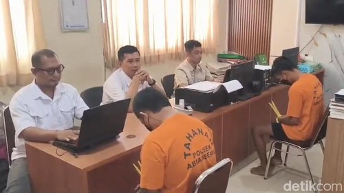 Dua pria berinisial PMDS dan IKWdiperiksa polisi lantaran membakar mesin perontok padi serta pagar di kawasan DTWAlas Pala Sangeh,Abiansemal, Badung, Bali, Rabu (21/10/2026). (Foto: Agus Eka/detikBali)