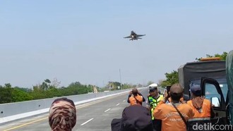 Saat Pesawat Tempur Super Tucano dan F-16 Terbang Rendah di Tol Paspro
