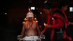 Duduk Berselimut Lampu Minyak, Ritual Umat Hindu di Nepal