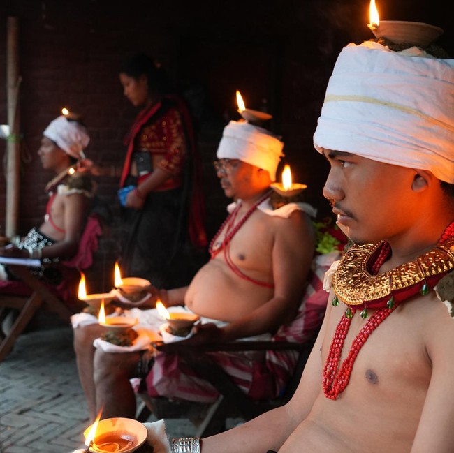 Duduk Berselimut Lampu Minyak, Ritual Umat Hindu di Nepal