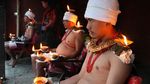 Duduk Berselimut Lampu Minyak, Ritual Umat Hindu di Nepal