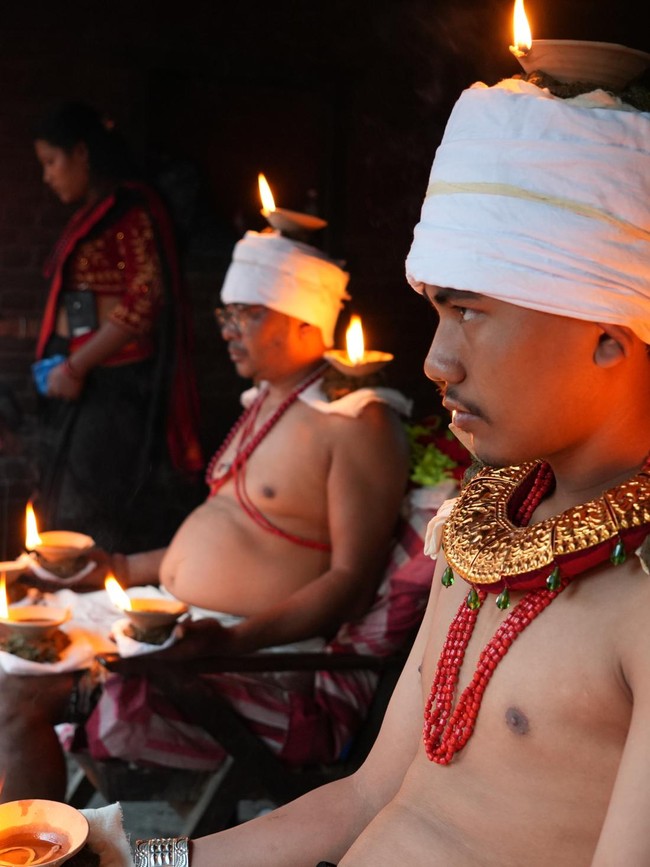 Duduk Berselimut Lampu Minyak, Ritual Umat Hindu di Nepal