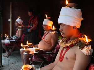 Duduk Berselimut Lampu Minyak, Ritual Umat Hindu di Nepal