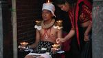 Duduk Berselimut Lampu Minyak, Ritual Umat Hindu di Nepal