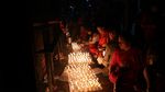 Duduk Berselimut Lampu Minyak, Ritual Umat Hindu di Nepal