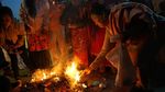 Duduk Berselimut Lampu Minyak, Ritual Umat Hindu di Nepal