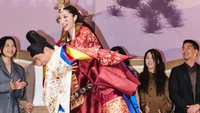 EJAE dan Samuel Kim di momen menjalani upacara adat pernikahan tradisional Korea (Paebaek), di mana mereka mengenakan hanbok, pakaian tradisional Korea, dan hiasan kepala khas pengantin. (Foto: dok Instagram ejae_k / pakbae, mysweetpea.snap, thirdmind_company)