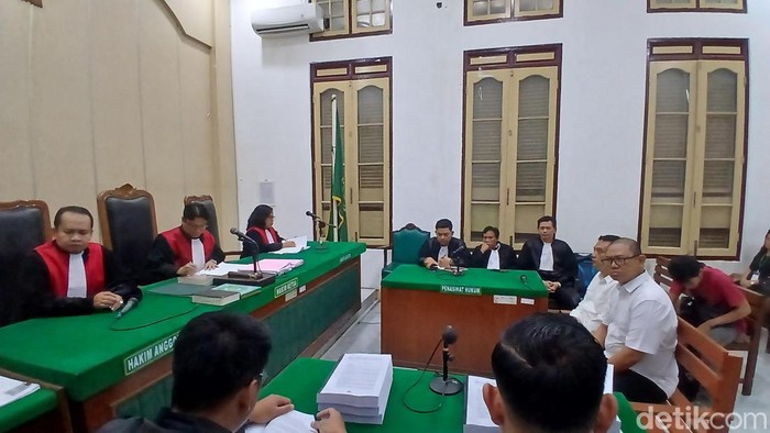 Sidang tuntutan eks Kadis Perkim Taput, Budiman (kanan) dan rekanan, Wiliam (kiri) di Ruang Cakra 8 PN Medan, Rabu (21/10/2026).