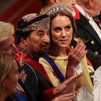 Putri Wales itu menghadiri acara resmi untuk menghormati Sultan Oman, Haitham bin Tarik Al Said, yang tengah melakukan kunjungan ke Inggris. Kate tampil dalam balutan gaun kuning cerah rancangan Elie Saab yang dilaporkan berharga US$ 6.500 atau sekitar Rp 107 juta. Ia melengkapi penampilan dengan Lovers Knot Tiara milik Ratu Mary. Foto: Aaron Chown/Pool via REUTERS