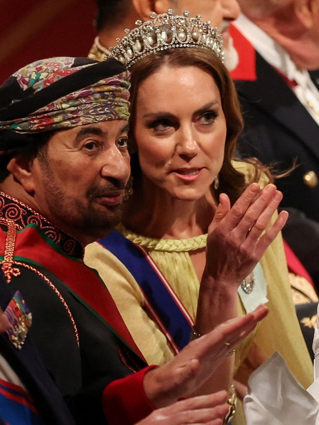 Putri Wales itu menghadiri acara resmi untuk menghormati Sultan Oman, Haitham bin Tarik Al Said, yang tengah melakukan kunjungan ke Inggris. Kate tampil dalam balutan gaun kuning cerah rancangan Elie Saab yang dilaporkan berharga US$ 6.500 atau sekitar Rp 107 juta. Ia melengkapi penampilan dengan Lovers Knot Tiara milik Ratu Mary. Foto: Aaron Chown/Pool via REUTERS