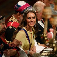 Saat tampil di jamuan kenegaraan di Kastil Windsor pada 20 Oktober 2026, Kate mendapat sorotan dari netizen. Penampilan makeupnya dinilai jadul.  Foto: Aaron Chown/Pool via REUTERS