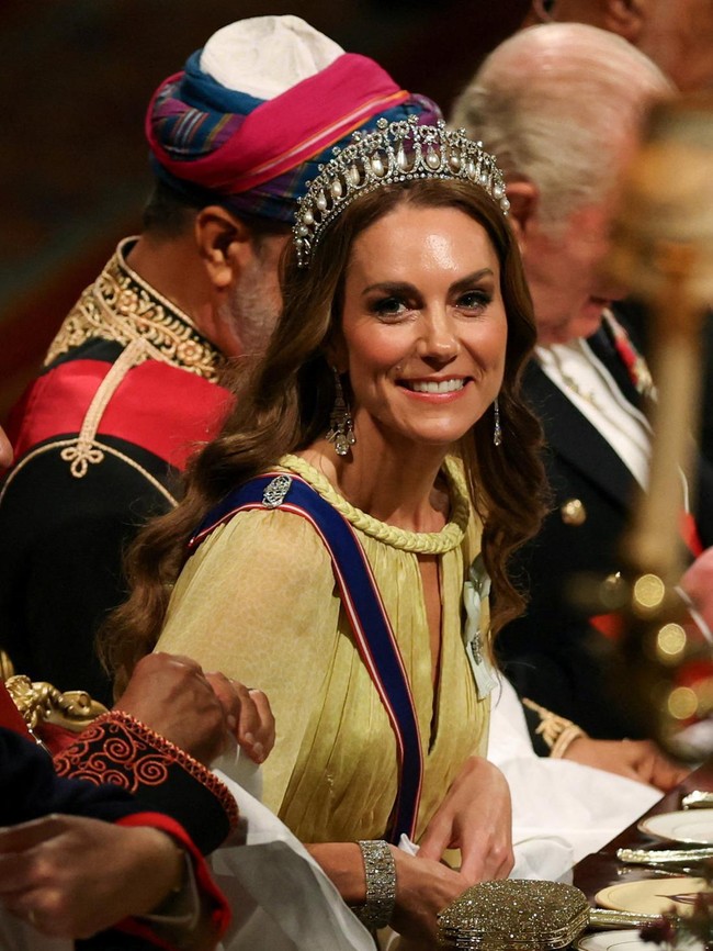 Saat tampil di jamuan kenegaraan di Kastil Windsor pada 20 Oktober 2026, Kate mendapat sorotan dari netizen. Penampilan makeupnya dinilai jadul.  Foto: Aaron Chown/Pool via REUTERS