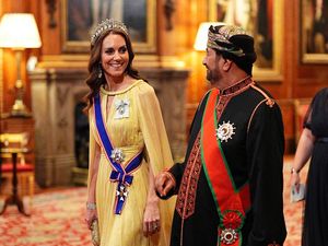 Foto: Gaya Kate Middleton di Jamuan Sultan Oman, Anggun Berbalut Elie Saab