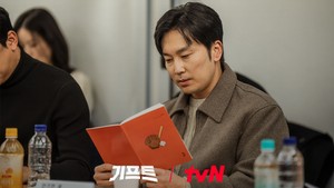 Aktor Seo Hyun Woo akan memerankan Ahn Gi Man, manajer buat tim bisbol Manders yang juga selalu berkonflik dengan Jung Min Yong. (Foto: dok. tvN)
