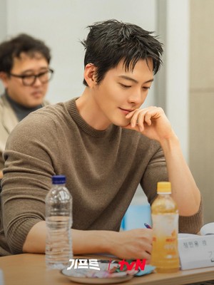 Kenalan dengan Pemain Drakor Terbaru Kim Woo Bin GIFT