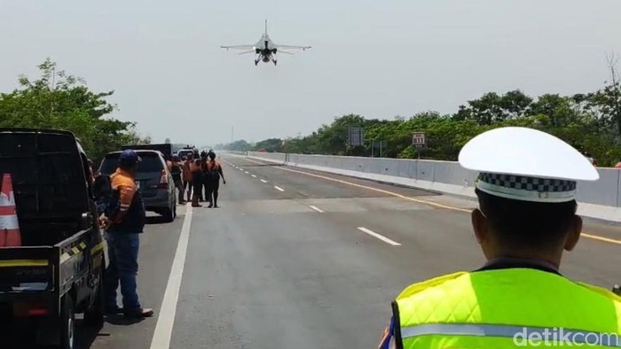 Gladi Bersih di Tol Paspro, Dua Super Tucano dan Dua F-16 Tampil di Langit Probolinggo Jadi Tontonan Warga Gladi Bersih di Tol Paspro, Dua Super Tucano dan Dua F-16 Tampil di Langit Probolinggo Jadi Tontonan Warga