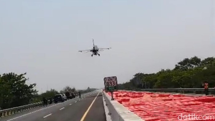 Gladi Bersih di Tol Paspro, Dua Super Tucano dan Dua F-16 Tampil di Langit Probolinggo Jadi Tontonan Warga Gladi Bersih di Tol Paspro, Dua Super Tucano dan Dua F-16 Tampil di Langit Probolinggo Jadi Tontonan Warga