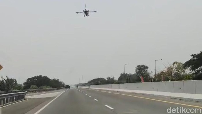 Gladi Bersih di Tol Paspro, Dua Super Tucano dan Dua F-16 Tampil di Langit Probolinggo Jadi Tontonan Warga Gladi Bersih di Tol Paspro, Dua Super Tucano dan Dua F-16 Tampil di Langit Probolinggo Jadi Tontonan Warga