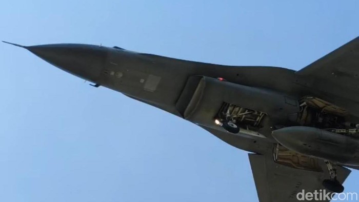 Gladi Bersih di Tol Paspro, Dua Super Tucano dan Dua F-16 Tampil di Langit Probolinggo Jadi Tontonan Warga