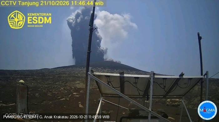 Gunung Anak Krakatau mengalami erupsi hari ini