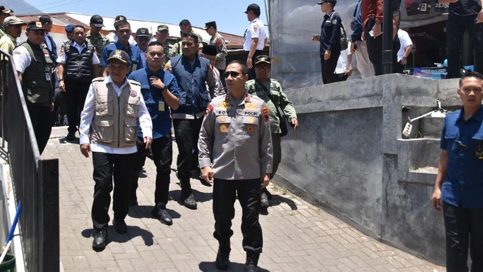 Kapolda Jateng, Irjen Roy Hardi Siahaan, saat meninjau kebakaran Gunung Sumbing di Kabupaten Wonosobo, Rabu (21/10/2026).
