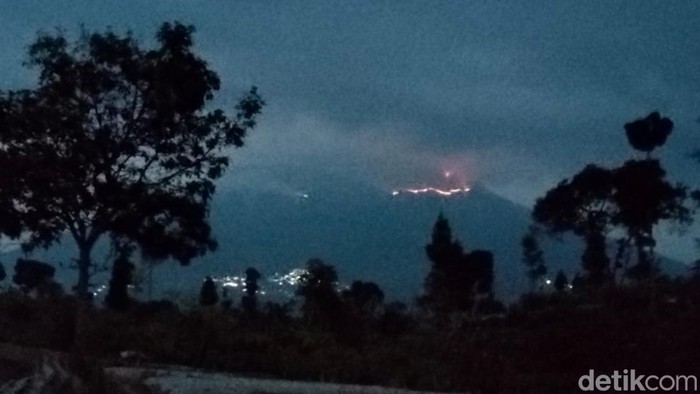 Kobaran api di Gunung Sumbing terlihat dari kawasan Sutopati, Kajoran, Kabupaten Magelang, Rabu (21/10/2026).