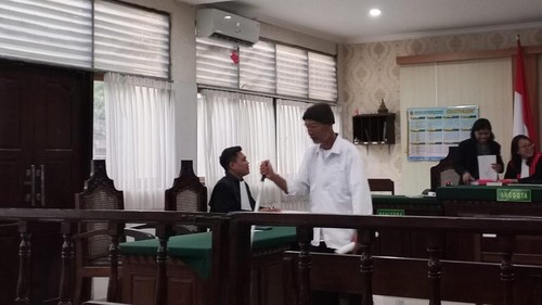 I Made Sulatra (60), terdakwa penganiayaan kakak kandung, menjalani persidangan di PN Denpasar. (Wibhi Leksono/detikBali)