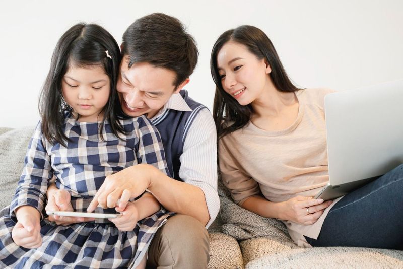 Ilustrasi anak main game