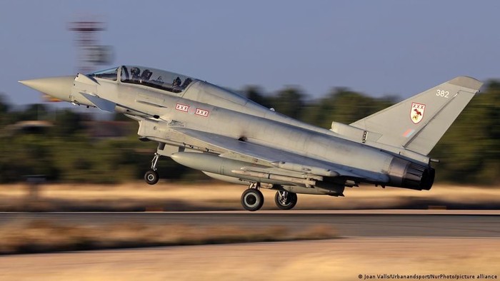 Jet tempur Typhoon akan dikerahkan untuk membantu melindungi Arab Saudi dari serangan rudal dan drone yang dilakukan kelompok Houthi (Joan Valls/Urbanandsport/NurPhoto/picture alliance)