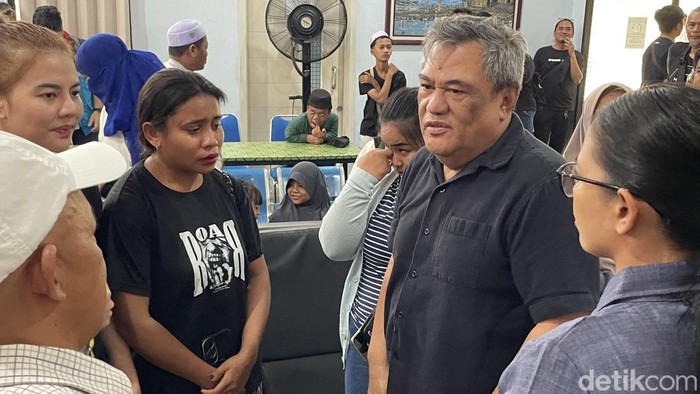 Jubir PT Virgo Karya Shipping, Simson Rihi menghadapi para keluarga korban