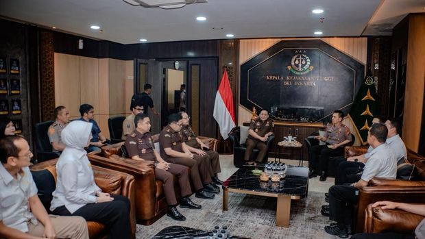 Kapolda Metro Jaya Komjen Dadang Hartanto bertemu Kajati DKI Jakarta Sutikno di kantor Kejati DKI, Jalan HR Rasuna Said, Setiabudi, Jakarta Selatan, Rabu (21/10/2026).
